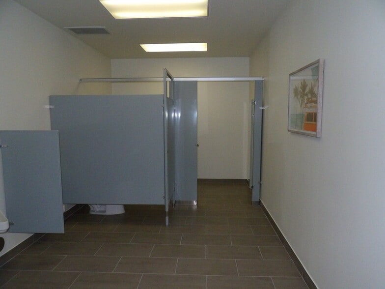 More Photos Of 11500 Pellicano Dr, El Paso Showroom For Lease