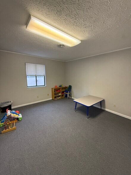 More Photos Of 114 S Maple St, Winchester Office For Lease