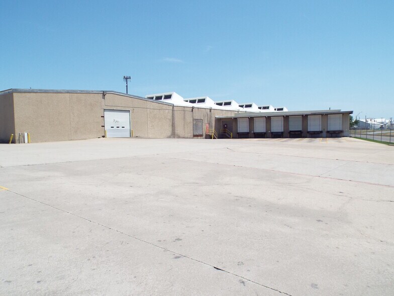 More Photos Of 2817 Braswell Dr, Fort Worth Distribution For Lease