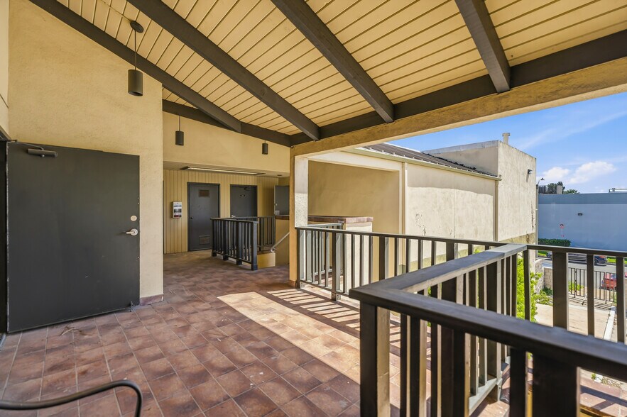 More Photos Of 5375 Industrial Dr, Huntington Beach Light Distribution For Sale