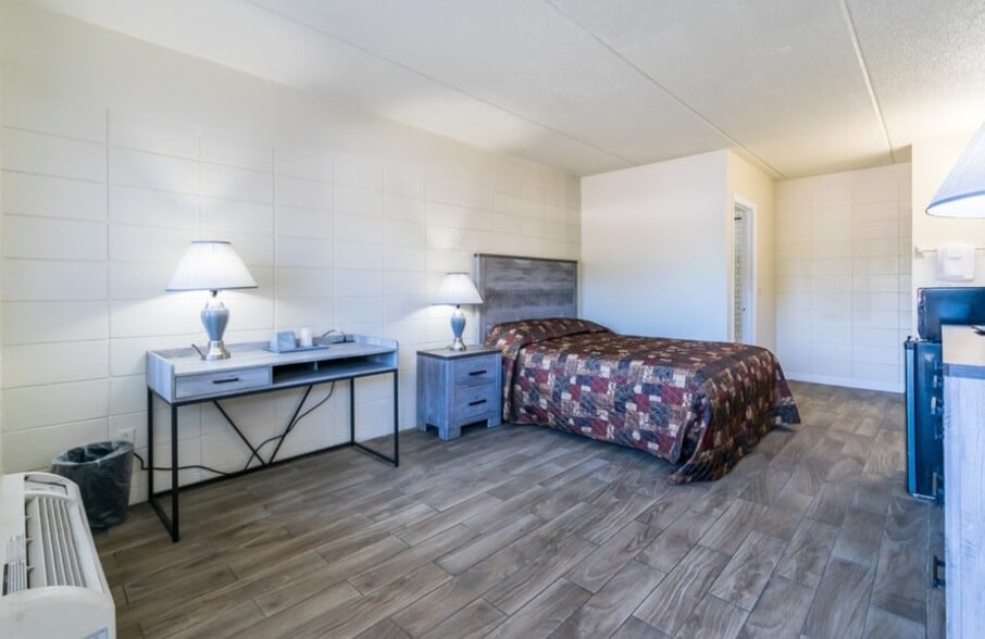 More Photos Of 1500 Airport Rd, Jacksonville Hotel For Sale