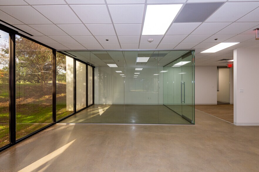 More Photos Of 104 Decker Ct, Irving Unknown For Lease