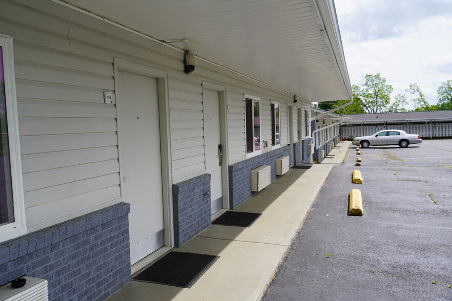 More Photos Of 901 E Main St, Walhalla Hotel For Sale