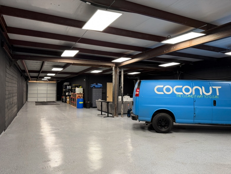 More Photos Of 11110 Bluff Bend Dr, Austin Warehouse For Sale