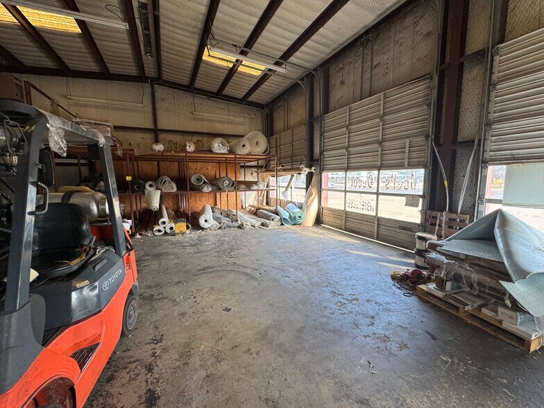 More Photos Of 1900 Crockett Rd, Palestine Storefront For Sale