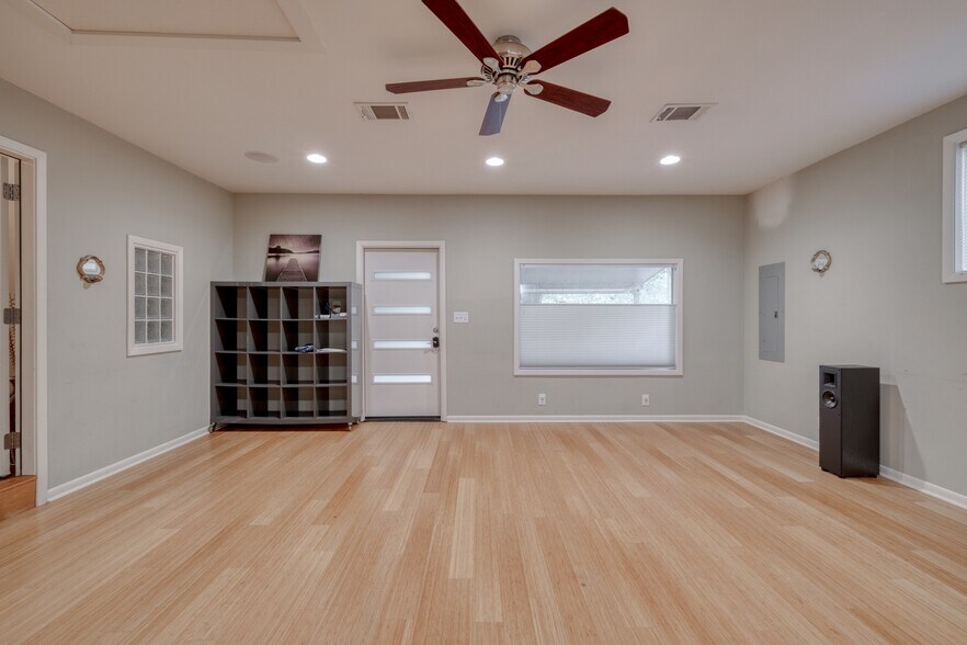 More Photos Of 13803 Ann Pl, Austin Office For Sale