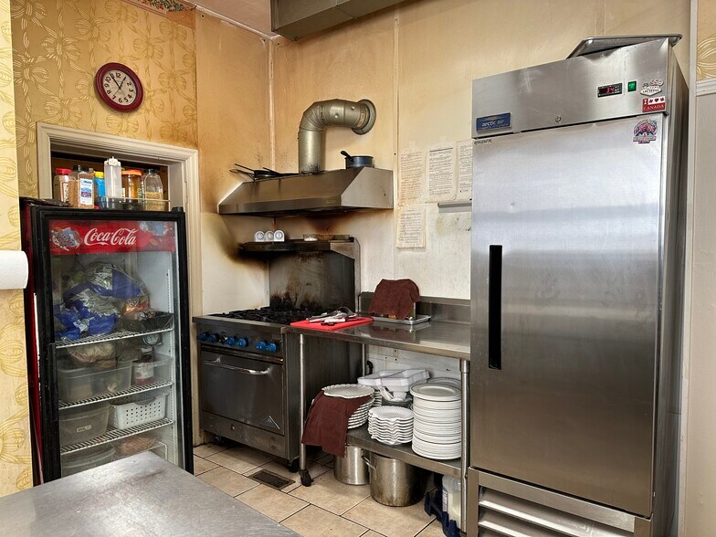 More Photos Of 207 N 5th St, Hannibal Restaurant For Sale