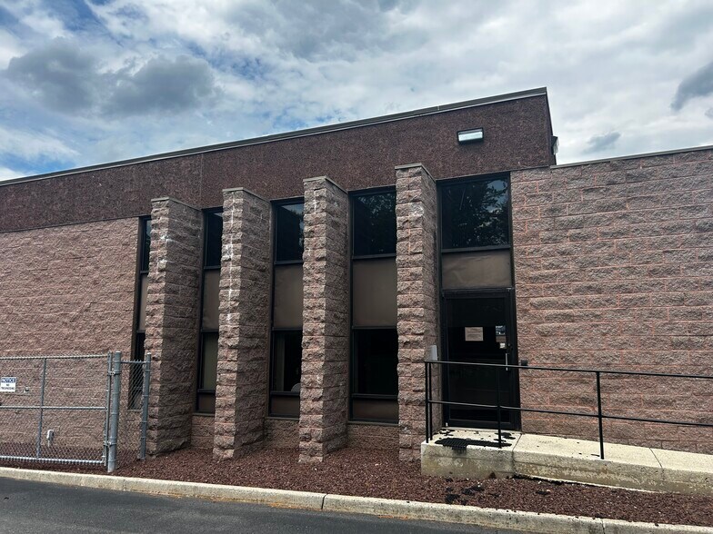 More Photos Of 14-16 Thomas J Rhodes Industrial Dr, Trenton Warehouse For Lease