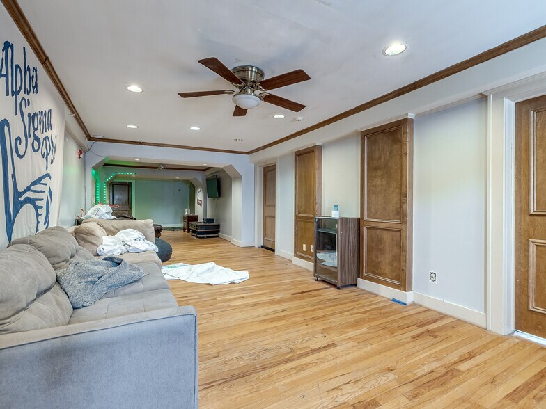 More Photos Of 702 S Lahoma Ave, Norman Dormitory For Sale