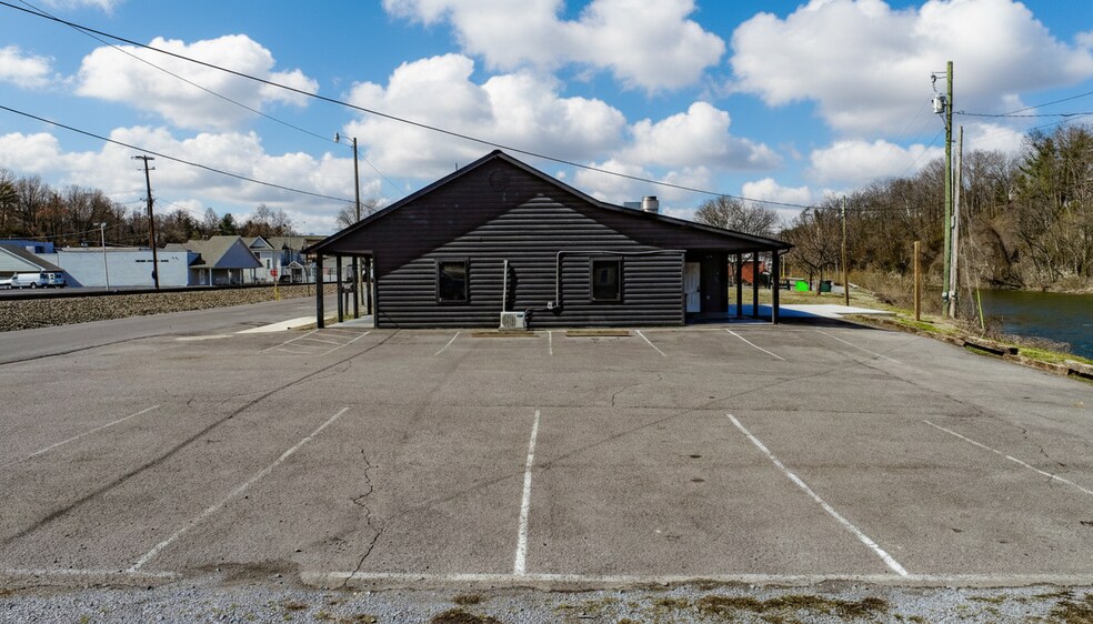 More Photos Of 386 E Main St, Newport Office For Lease