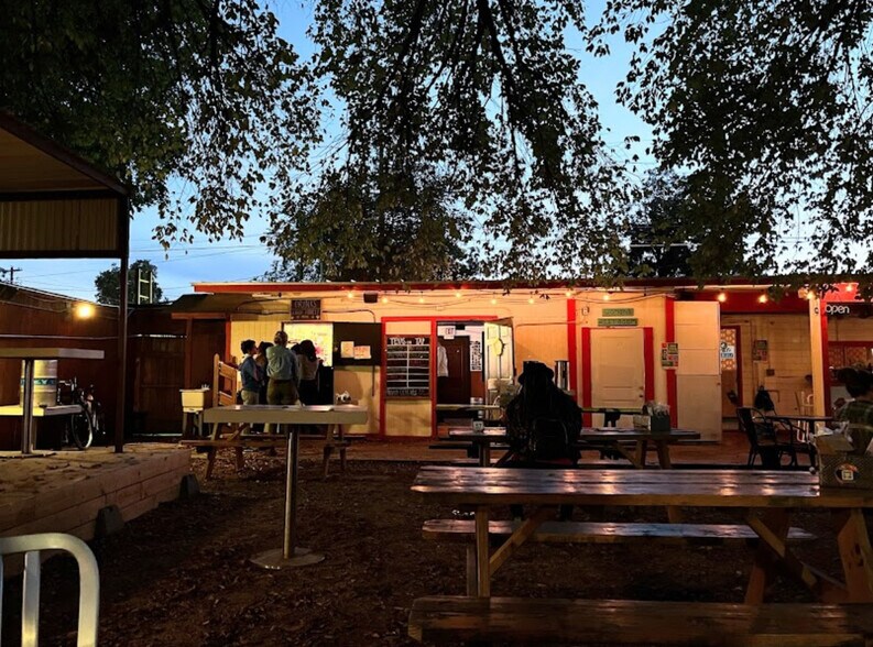 More Photos Of 3526 E 7th St, Austin Bar For Lease