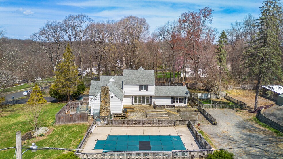More Photos Of 8 Stonehedge Ln, Byram Township Veterinarian Kennel For Sale