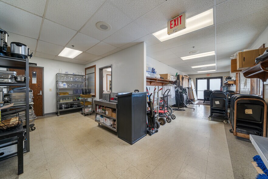 More Photos Of 689 Broadway, Berlin Restaurant For Sale