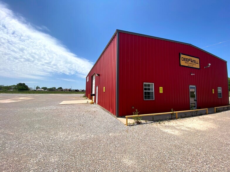 Primary Photo Of 1002 Commerce Dr, Lindsay Light Manufacturing For Sale