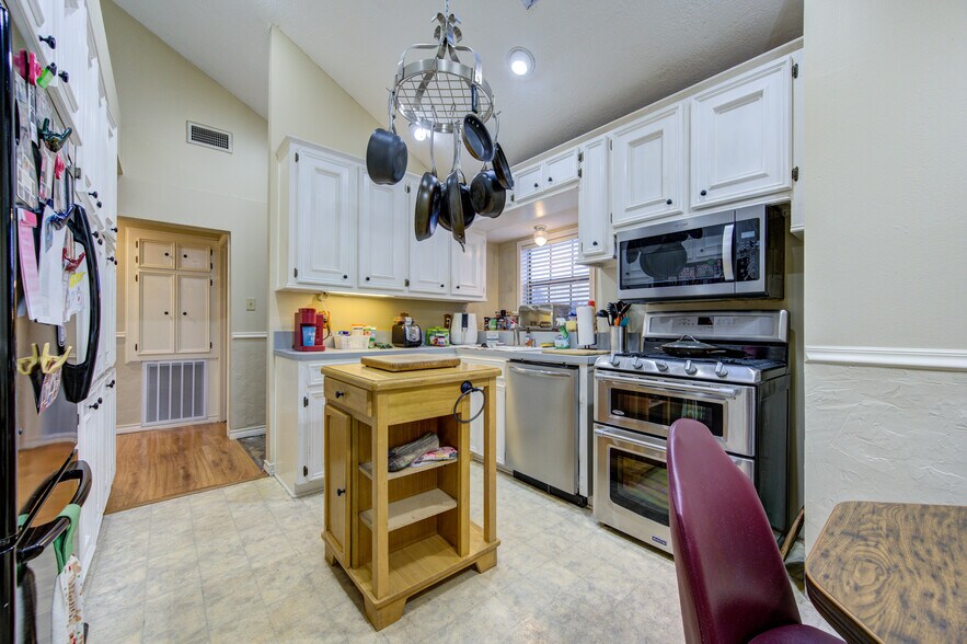 More Photos Of 11217 Todd St, Houston Light Manufacturing For Sale