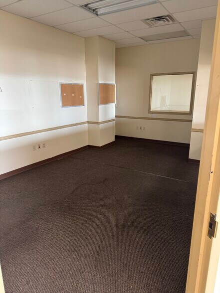 More Photos Of 1418 E 4th Ave, Hutchinson Freestanding For Lease