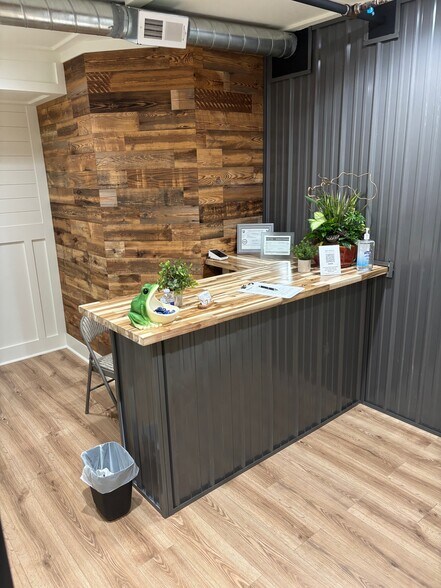 More Photos Of 160 S Poplar St, Elizabethtown Showroom For Lease