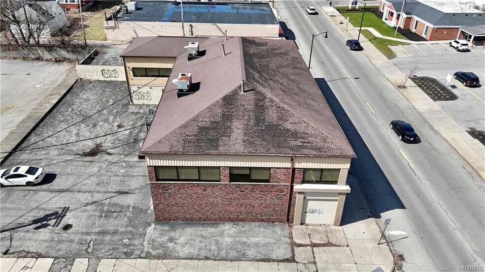 More Photos Of 1329 Pine Ave, Niagara Falls Office For Sale