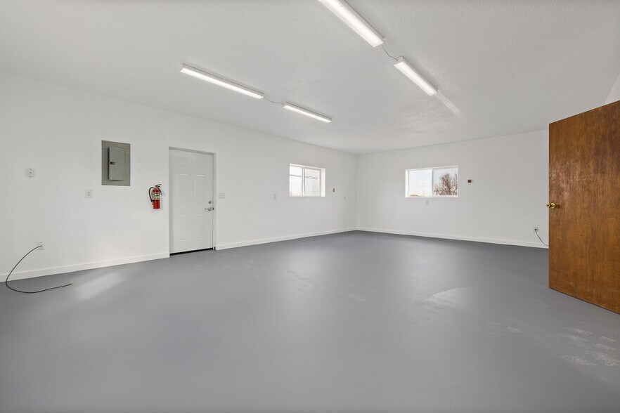 More Photos Of 5517 W Elm St, Black Hawk Showroom For Lease