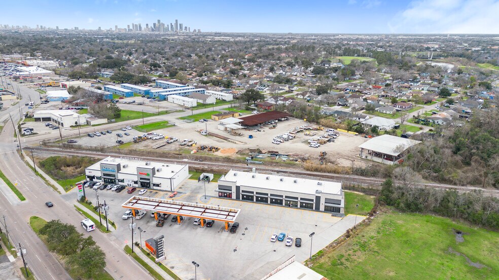 More Photos Of 7241 Lawndale St, Houston Storefront For Lease