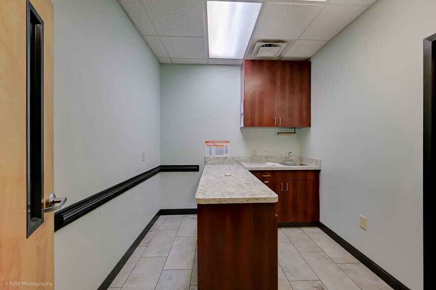 More Photos Of 7507 NE Roswell Rd, Atlanta Unknown For Lease