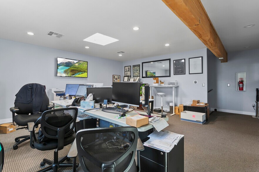 More Photos Of 22520-22522 Ventura Blvd, Woodland Hills Storefront Retail Office For Lease