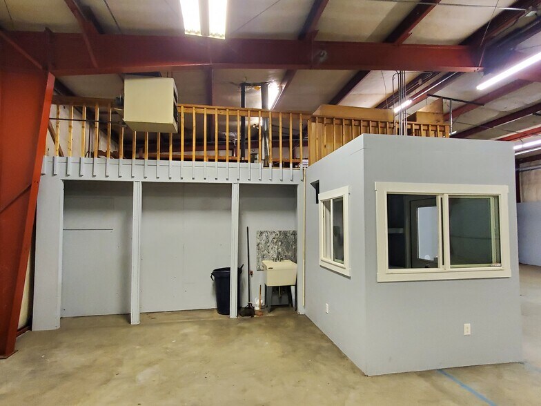 More Photos Of 1390 Commercial Way, Clarkston Manufacturing For Sale