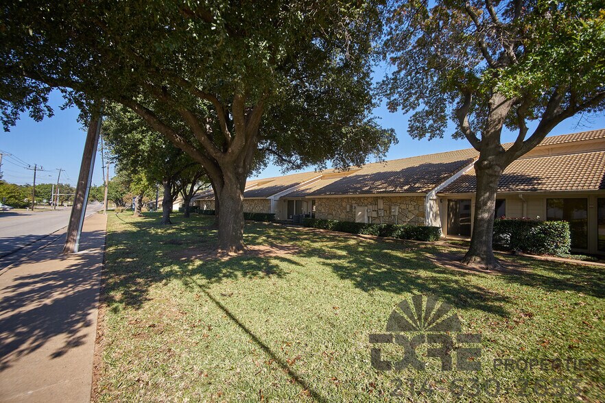 More Photos Of 1116-1126 W Pioneer Pky, Arlington Unknown For Lease