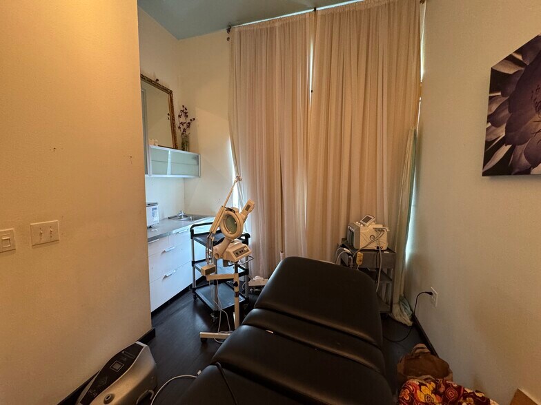 More Photos Of 2140 W Grande Blvd, Tyler Medical For Lease