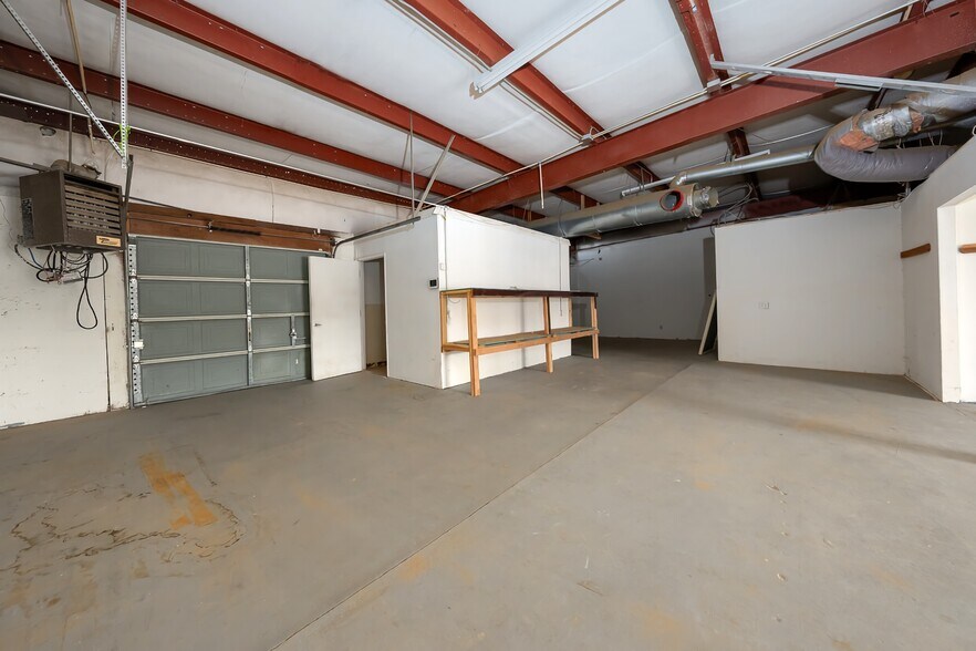 More Photos Of 1353-1363 Inyokern Rd, Ridgecrest Showroom For Lease