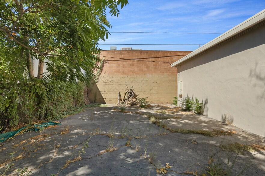 More Photos Of 428 E Lindsay St, Stockton Storefront For Sale