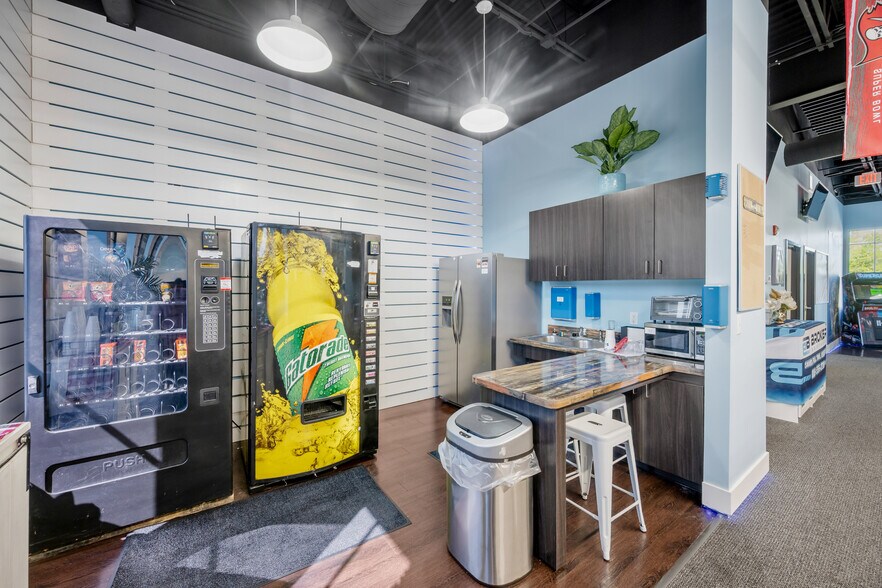 More Photos Of 16541 Pointe Village Dr, Lutz Storefront Retail Office For Lease