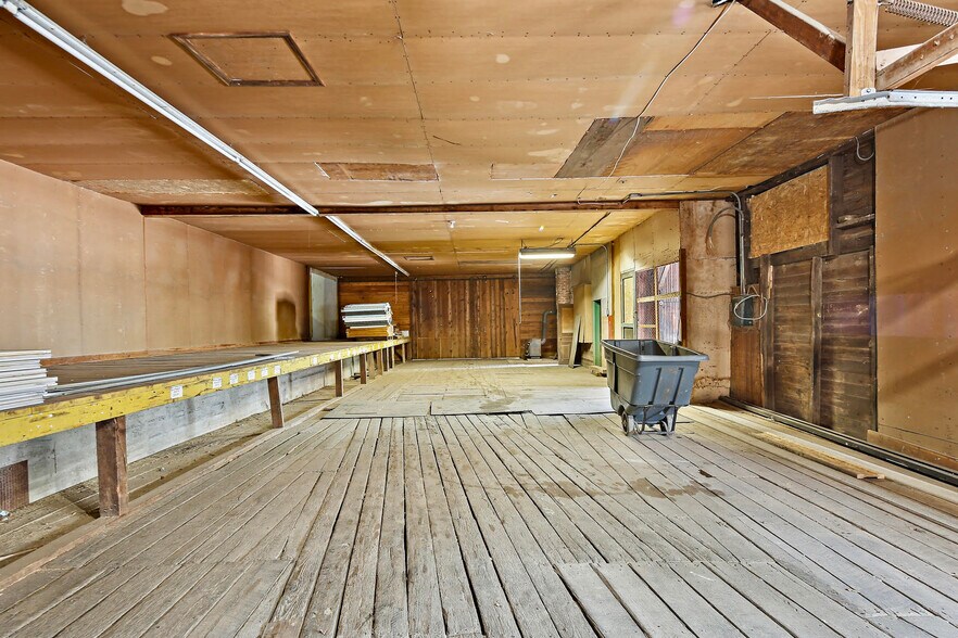 More Photos Of 8106 Intersection Rd, Glen Rock Warehouse For Lease
