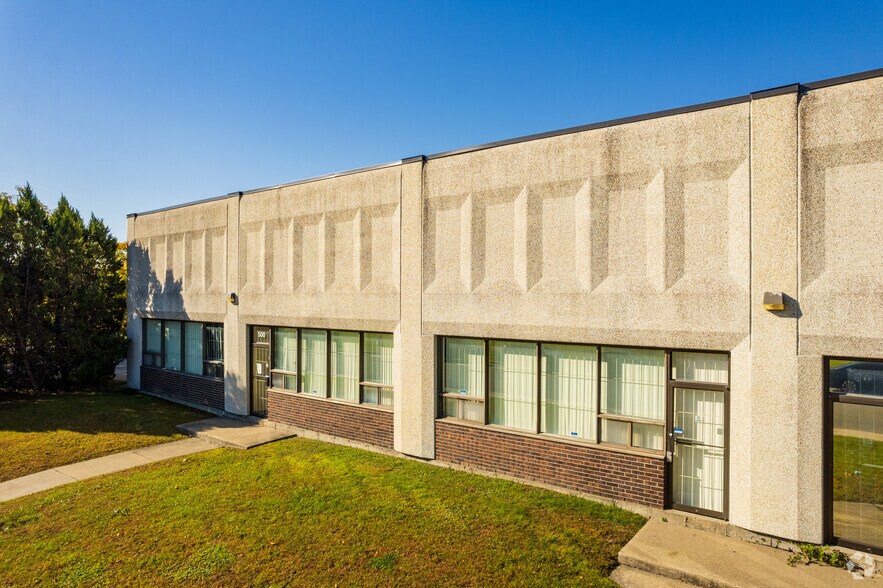 More Photos Of 500 Av Meloche, Dorval Warehouse For Lease