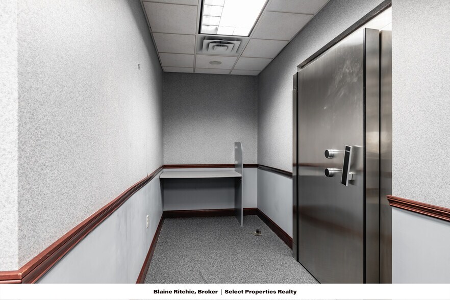 More Photos Of 1397 Elizabeth Pike, Mineral Wells Bank For Lease