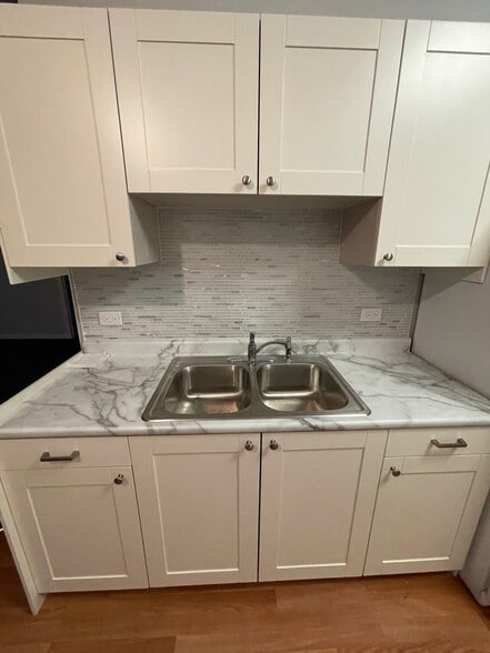 More Photos Of 215 N Waukegan Rd, Lake Bluff Convenience Store For Sale