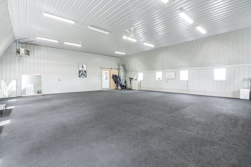 More Photos Of 27 S 100 W, Valparaiso Veterinarian Kennel For Sale