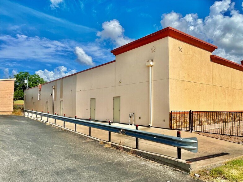 More Photos Of 102 W Dallas St, Llano Storefront Retail Office For Lease