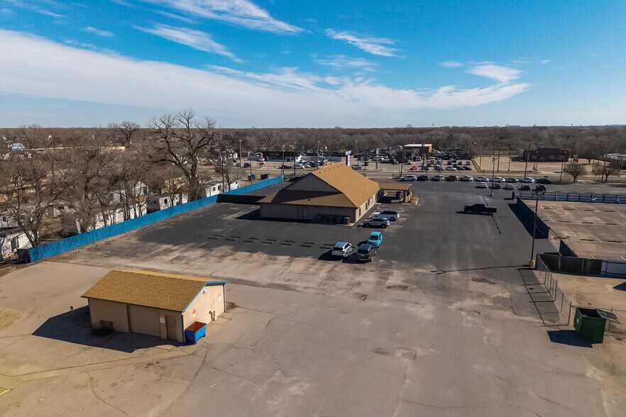 More Photos Of 3101 S Broadway St, Wichita Freestanding For Sale