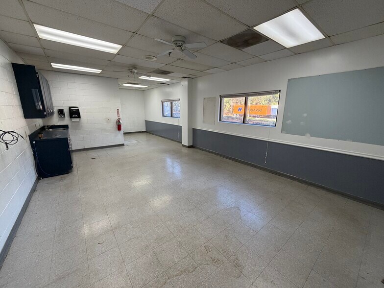 More Photos Of 1305 Progress Rd, Suffolk Warehouse For Lease