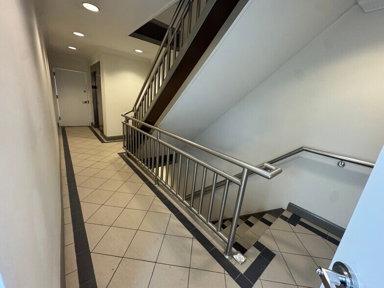 More Photos Of 27 Smith St, Brooklyn Office For Lease