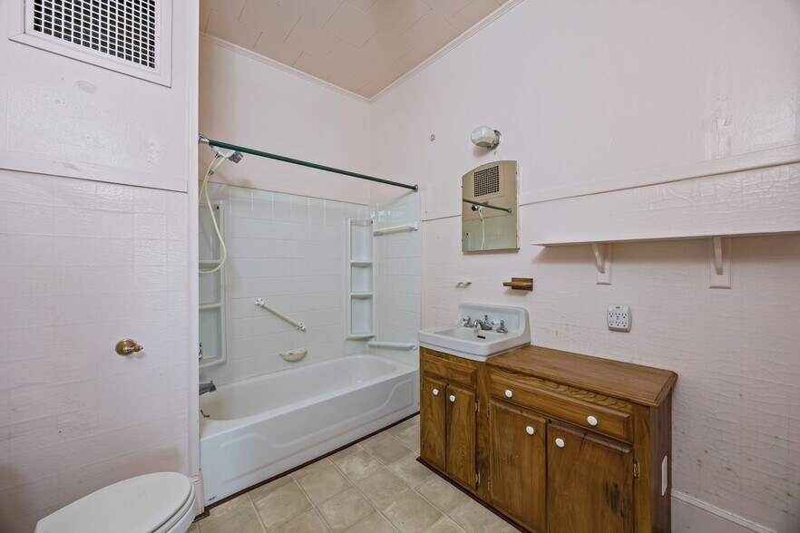 More Photos Of 101 Broad St, Columbia Flex For Sale