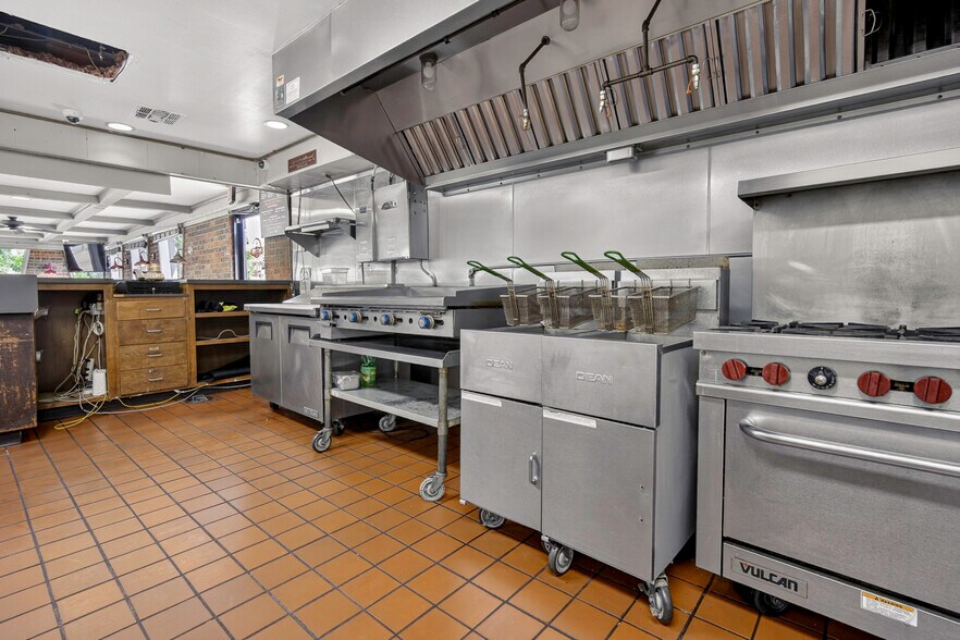 More Photos Of 1514 W Lindsey St, Norman Restaurant For Lease