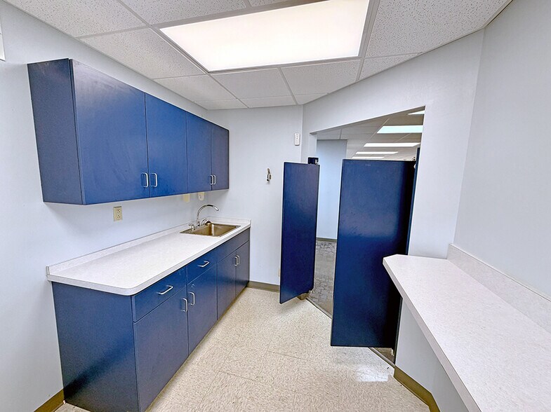 More Photos Of 2900 Frank Scott Pky W, Belleville Medical For Sale
