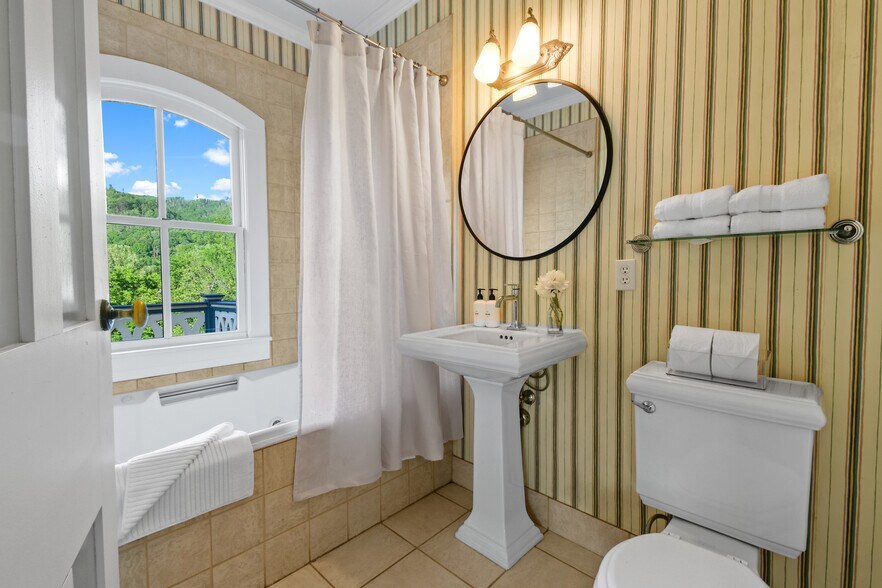 More Photos Of 204 Lawson St, Hot Springs Hotel For Sale