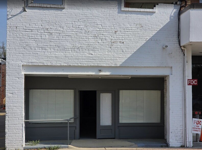 More Photos Of 130 Franklin St, Fayetteville Showroom For Lease