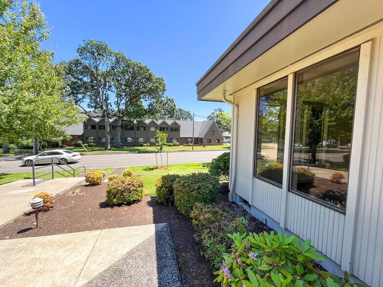 More Photos Of 1431-1449 Liberty St, Salem Office For Lease