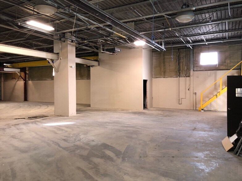 More Photos Of 12950 Capital St, Oak Park Manufacturing For Lease