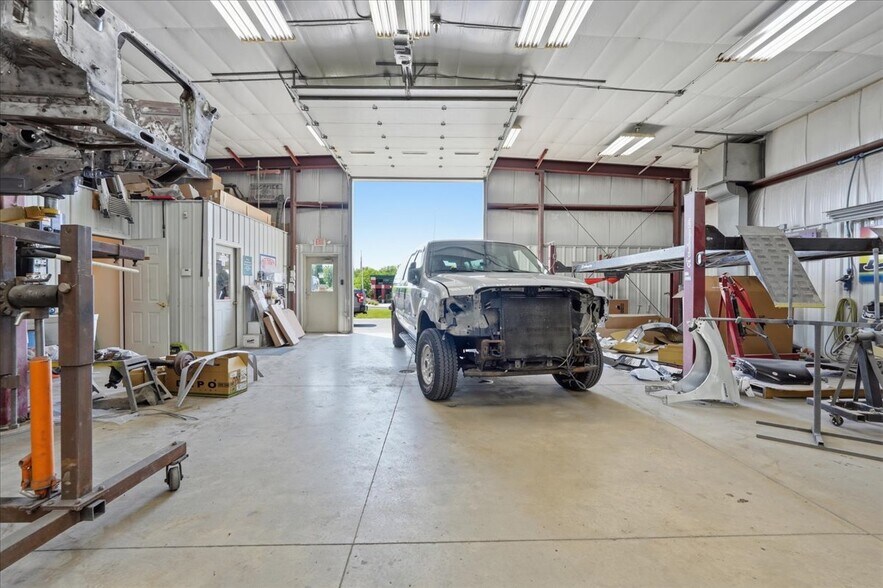 More Photos Of 590 Commercial Ave, Waterloo Auto Repair For Sale