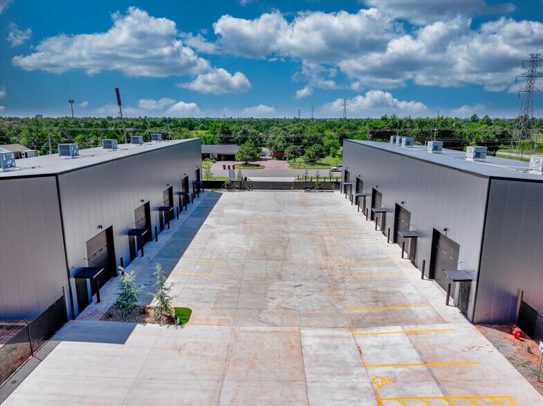 More Photos Of 1229 NW 122nd St, Oklahoma City Light Manufacturing For Lease